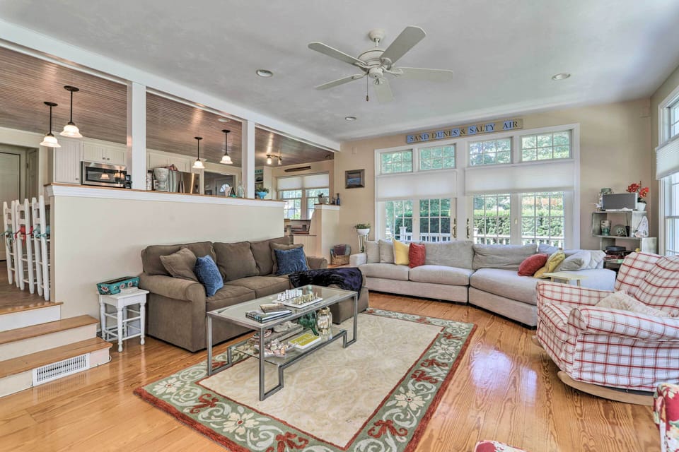 Living Space | Free WiFi | Flat-Screen TV w/ Cable