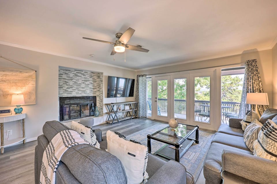 Hot Springs Vacation Rental | 2BR | 2BA | 6 Stairs to Access | 1,344 Sq Ft