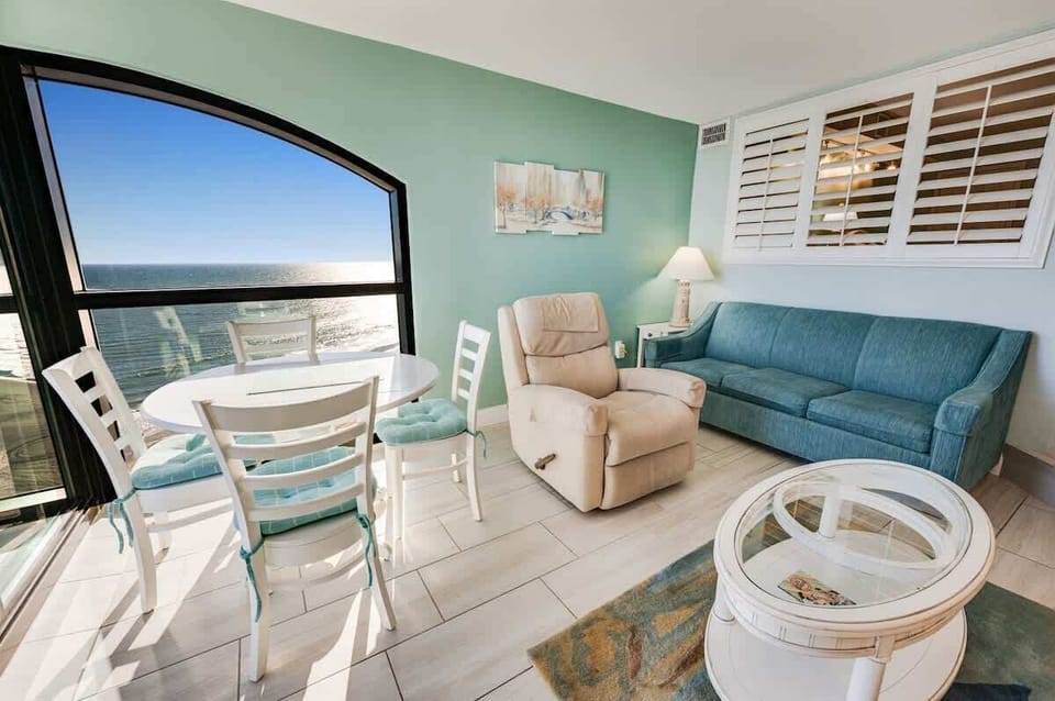 Living Room with Stunning Views☀️
