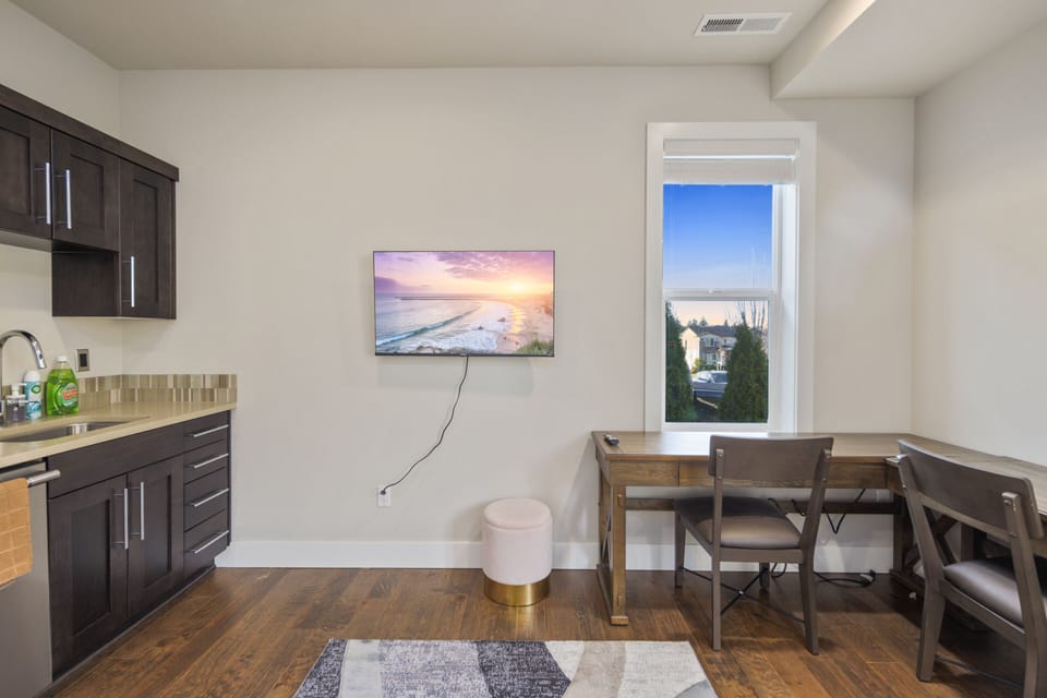 Smart-TV (Free Netflix included).
Desk for work/study and high speed internet.