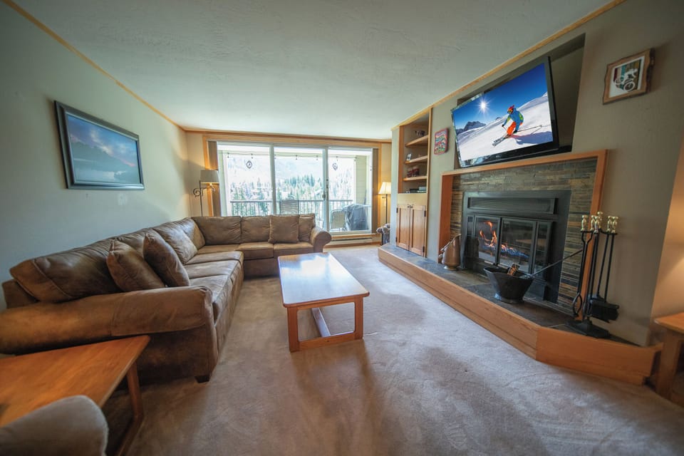 Pines Cozy Living Room with Balcony
