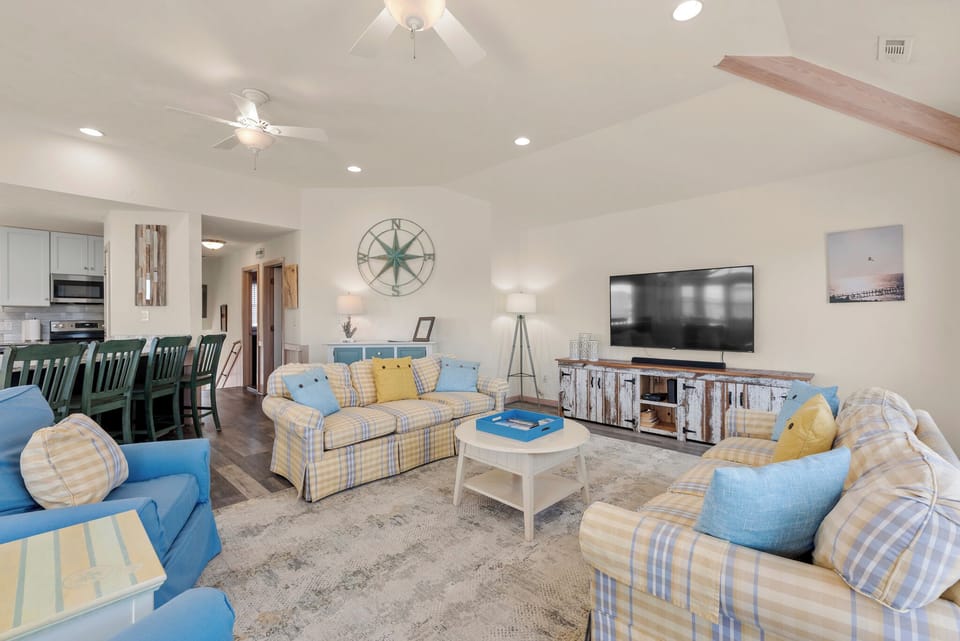 WH415: O'Shinn View | Top Level Living Area