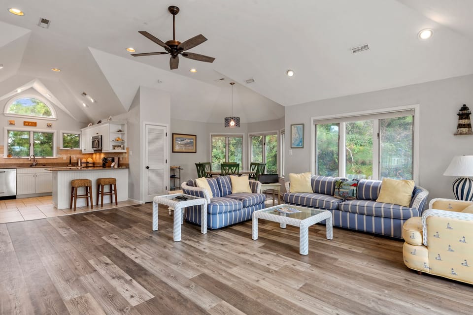 M971: Ultra Classic | Top Level Living Area