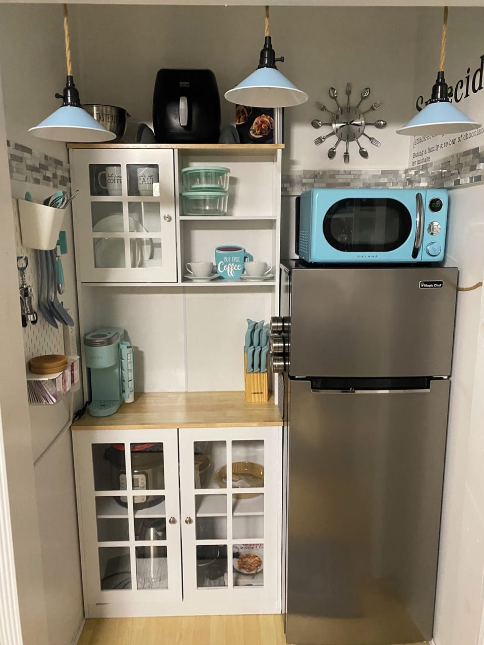 Equipped with all your needs. Double hot plate, Instapot, Air Fryer, and more.