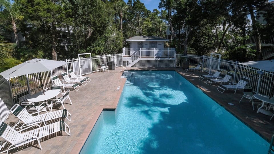 Pool /Deck, Loungers and Bathrooms