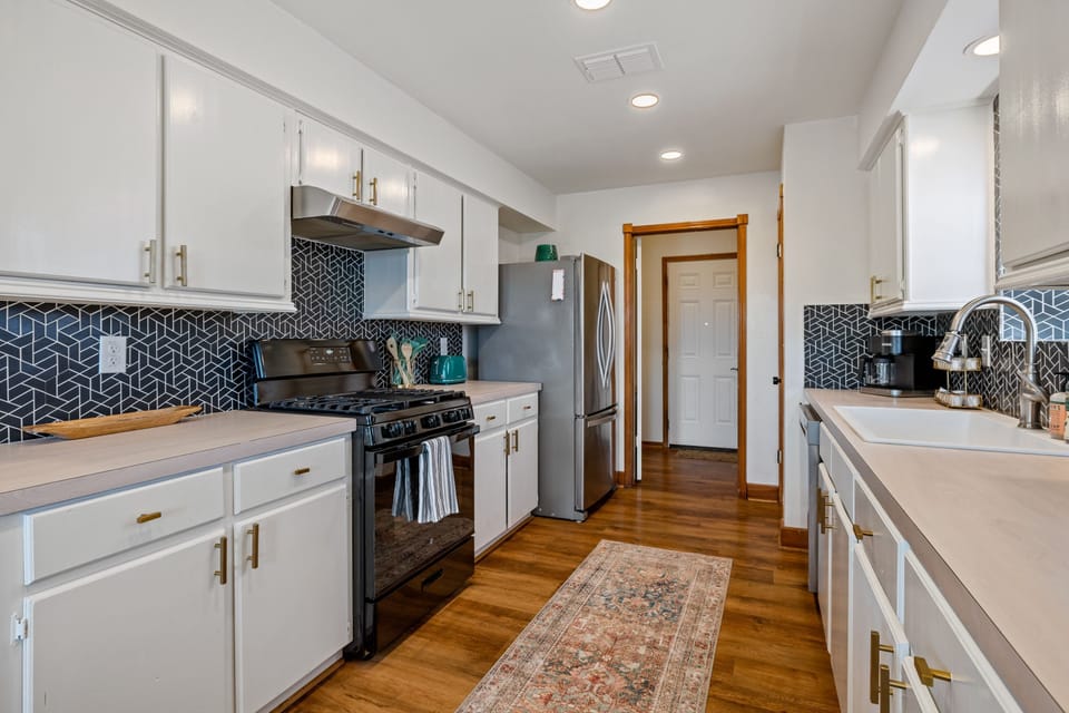 Fully stocked kitchen with everything you need. Keurig coffee pot and k-cups. 