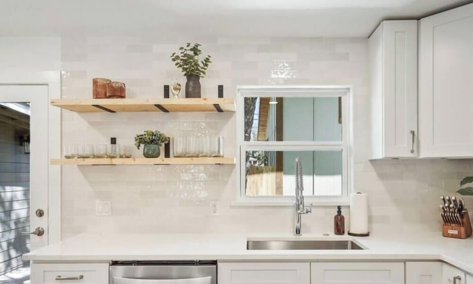 Fully equipped kitchen with microwave, coffee maker, and full range
