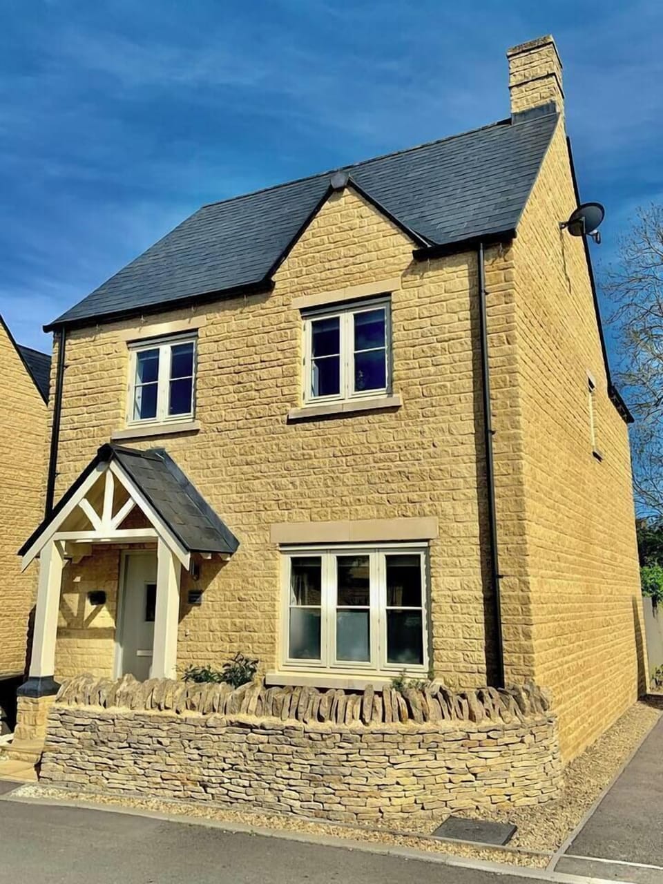 Honeystone Cottage - Cotswold Stone 4 bedroom cottage with private off road parking.