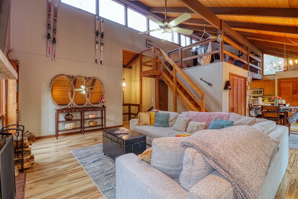 Loft with bunk bed and Twin bed plus cozy couch 🛋 