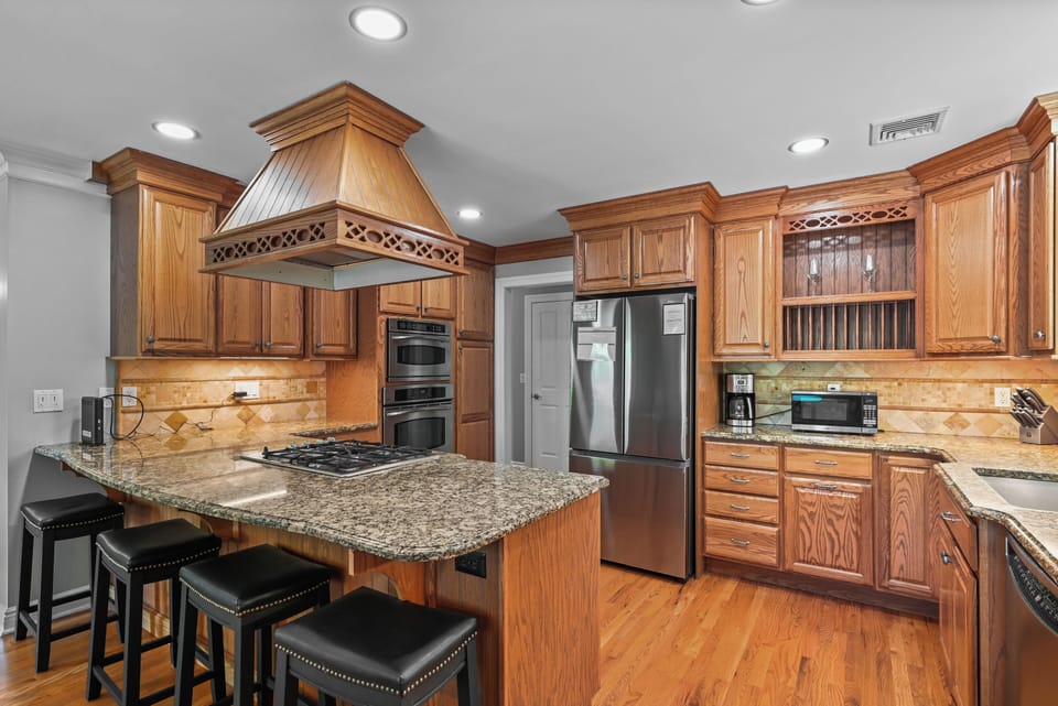 Kitchen Island & Stainless Steel Appliances
