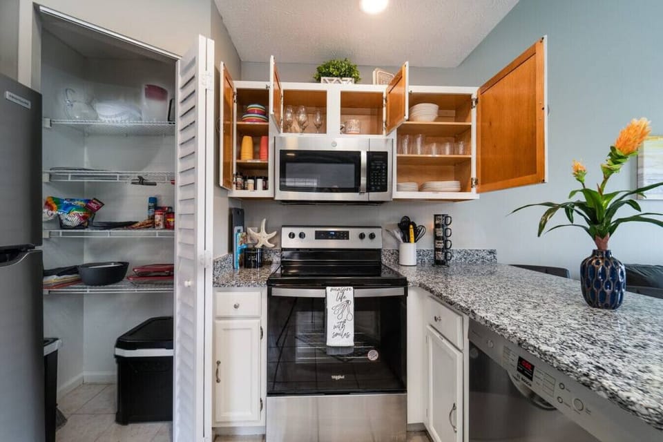 Fully stocked kitchen with all the necessities!