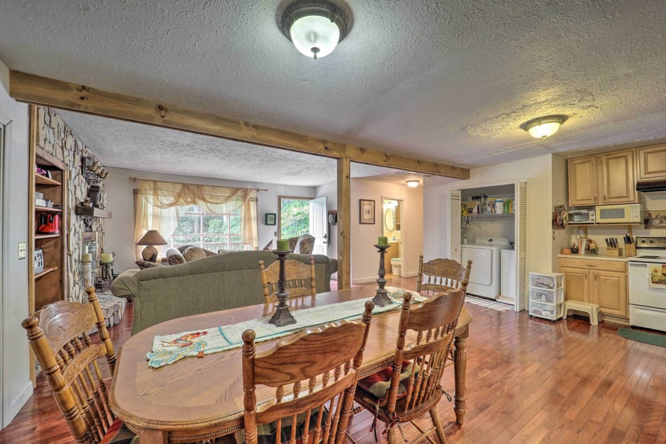 Dining Area | Dishware & Flatware Provided