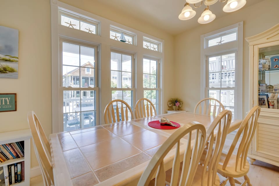 Dining Area | Dishware & Flatware Provided