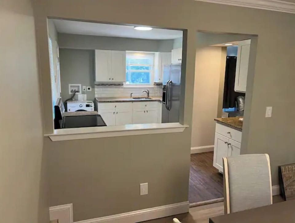 fully Modern 3 bedroom 65"smart tvs cable bluetooth speakers etc House in Islip