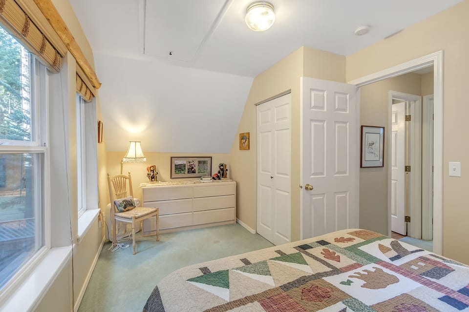 Indoors, Flooring, Room, Furniture, Rug