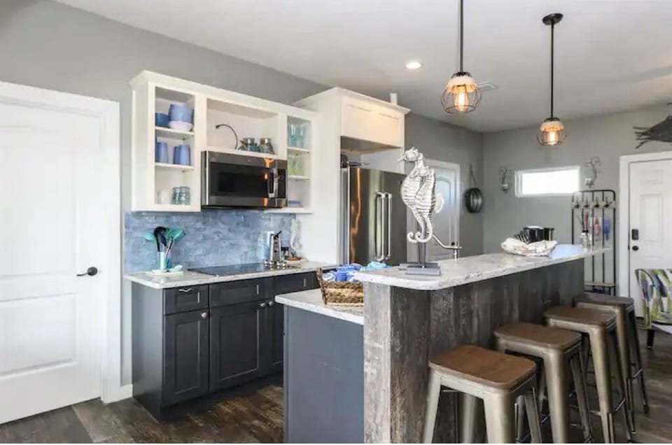 Fully stocked Kitchen w/ hardy breakfast bar