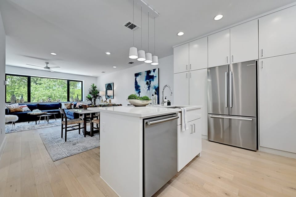 Fully equipped kitchen with high end Bosch appliances