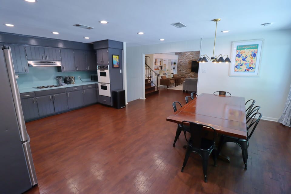 Open dining/ kitchen / living room, great for large groups!