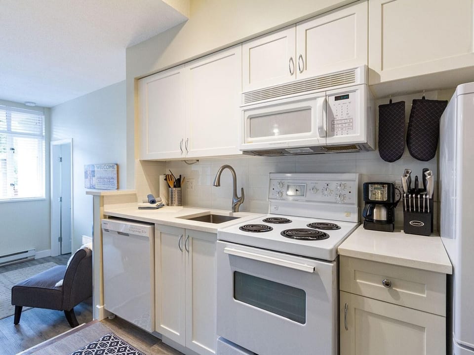 Open concept Full kitchen with separate dining space, D/W, fridge and stove/oven