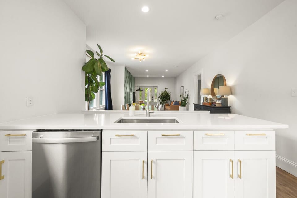 Full Kitchen w/ Gas Range