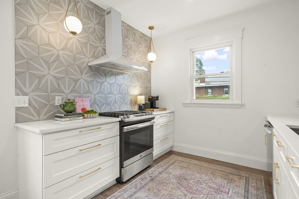 Full Kitchen w/ Gas Range