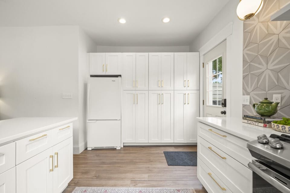 Full Kitchen w/ Gas Range