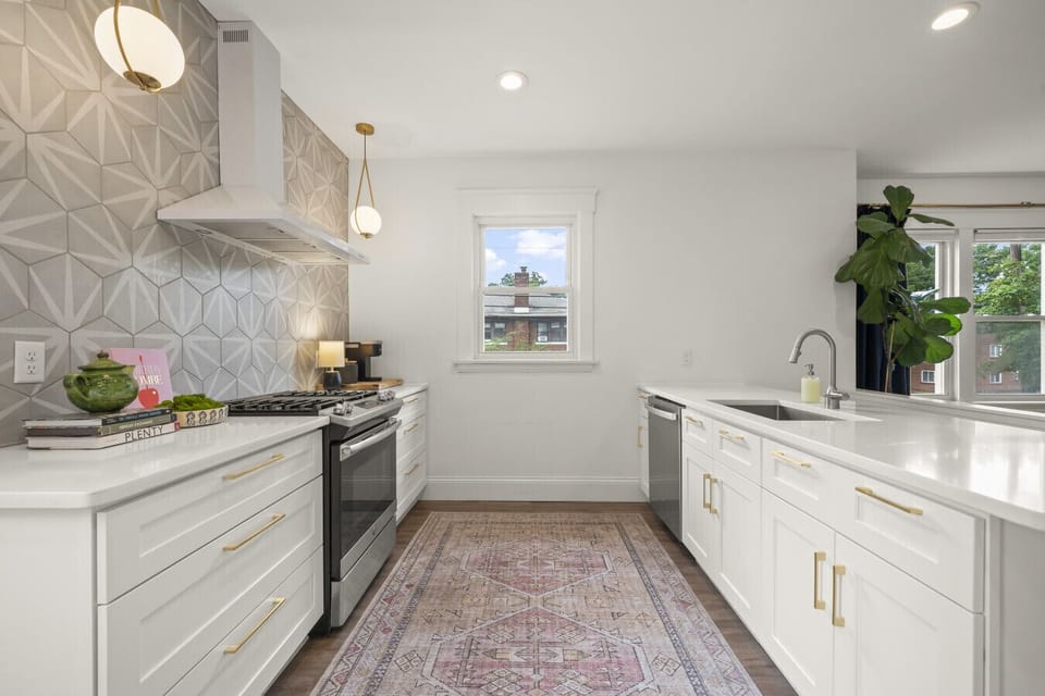 Full Kitchen w/ Gas Range