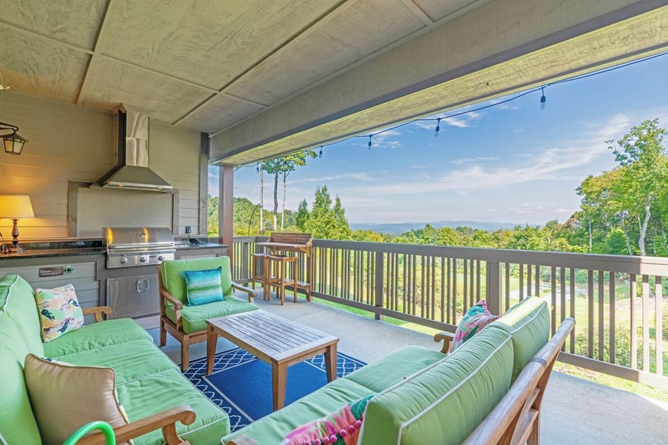 Deck Area--- Mountain View, Built in Grill