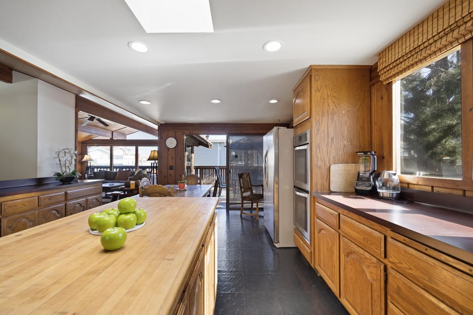 221W - Kitchen Counters