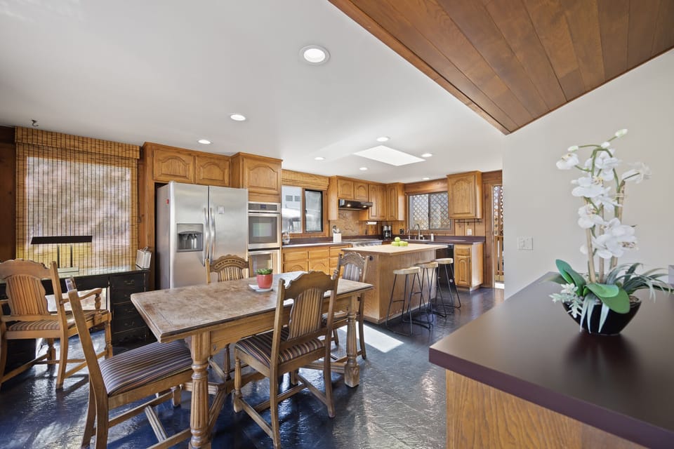 221W - Dining Area