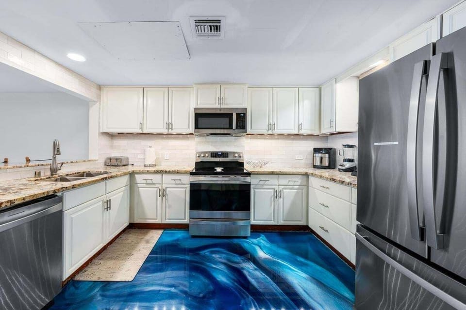 Complete kitchen with full appliances and everything you need to prepare meals during your stay.