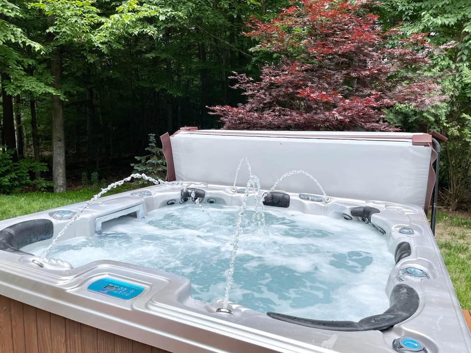 Huge hot tub for 8! Charges apply for access.