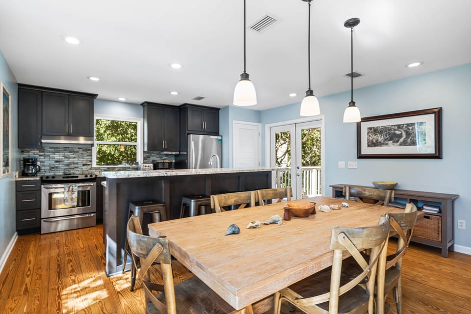 Kitchen and dining table (1)