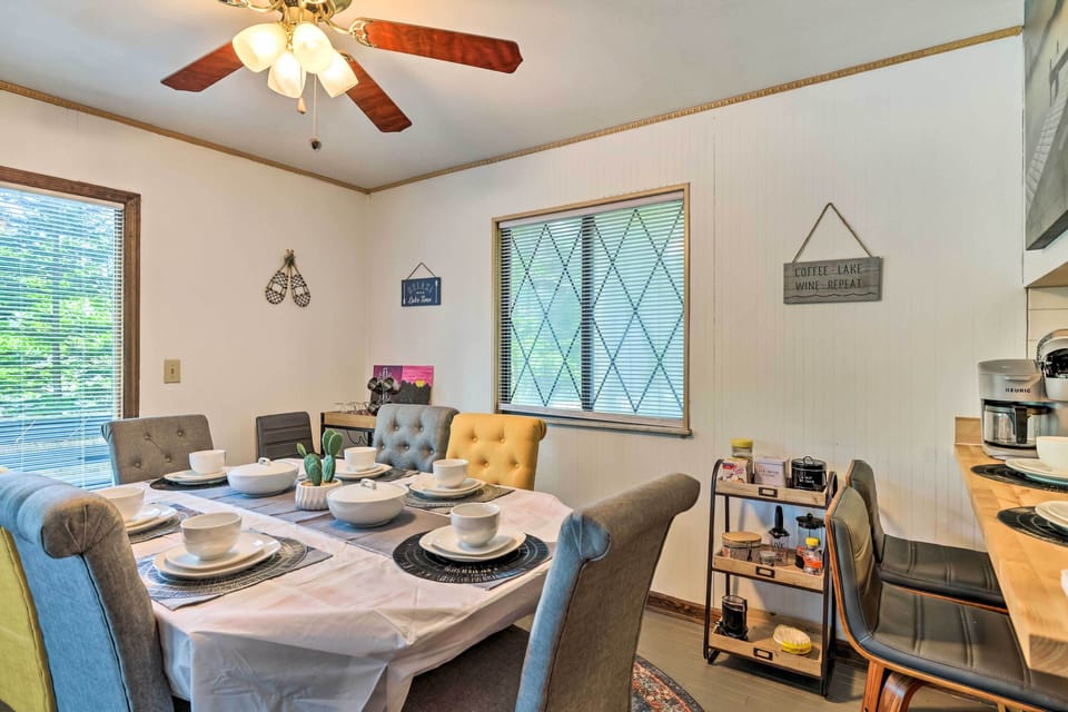Dining Area | Dishware/Flatware Provided