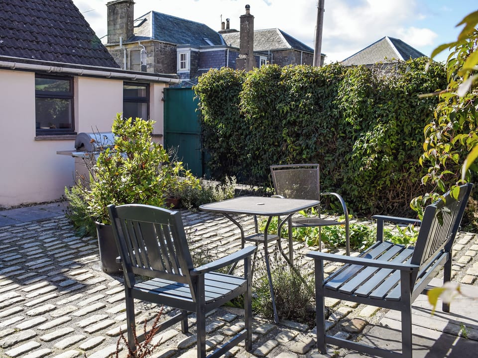 Sitting-out-area | The Old Barn - Blinkbonny Cottages, Auchtermuchty