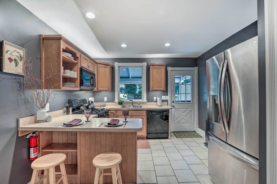 Kitchen | Cooking Basics | Coffee Maker | Paper Towels/Trash Bags Provided