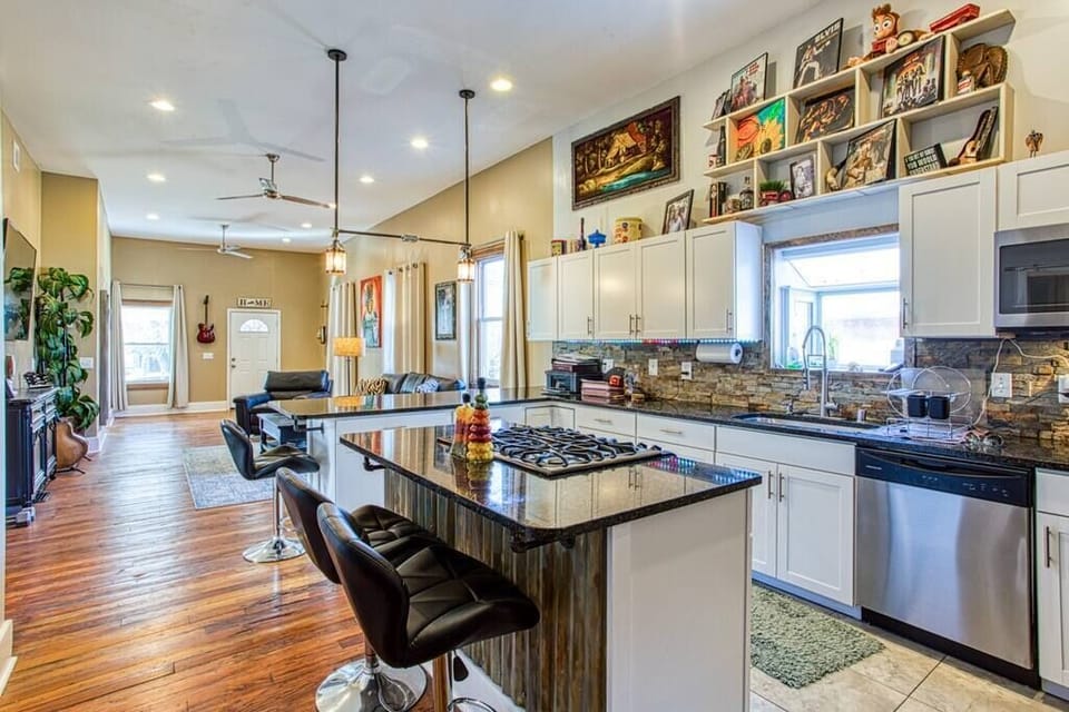 Granite counter tops, bar seating for 6, dishwasher