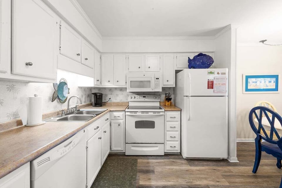 Beach trip made easy—dishwasher, microwave, and zero fuss.