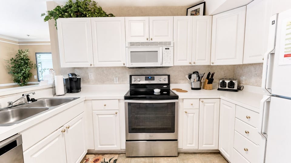 Kick back, cool down, and enjoy an easy night in with Wi-Fi, Smart TV, and cable.
