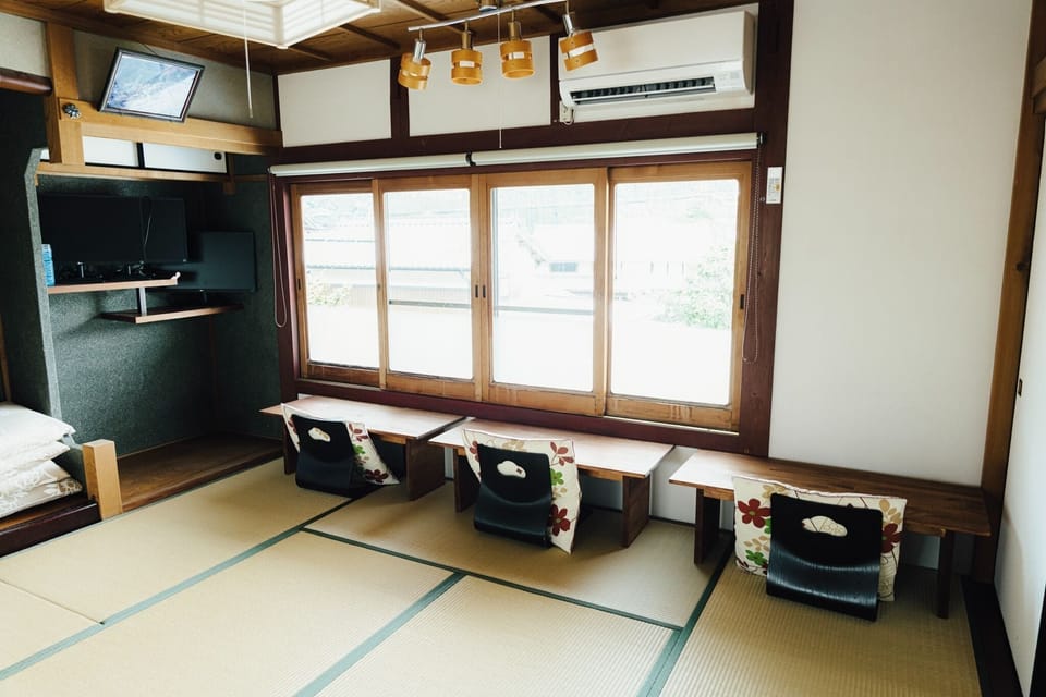 It has a large number of rooms and is fully equipped with electrical outlets, making it ideal for workcations with a large number of people.
