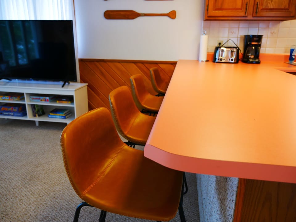 Seating for 4 on the peninsula