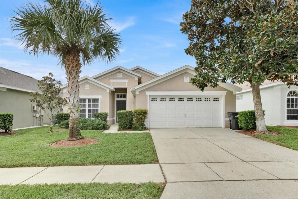 Beautiful 4 bed 2 bath villa located in Windsor Palms Resort