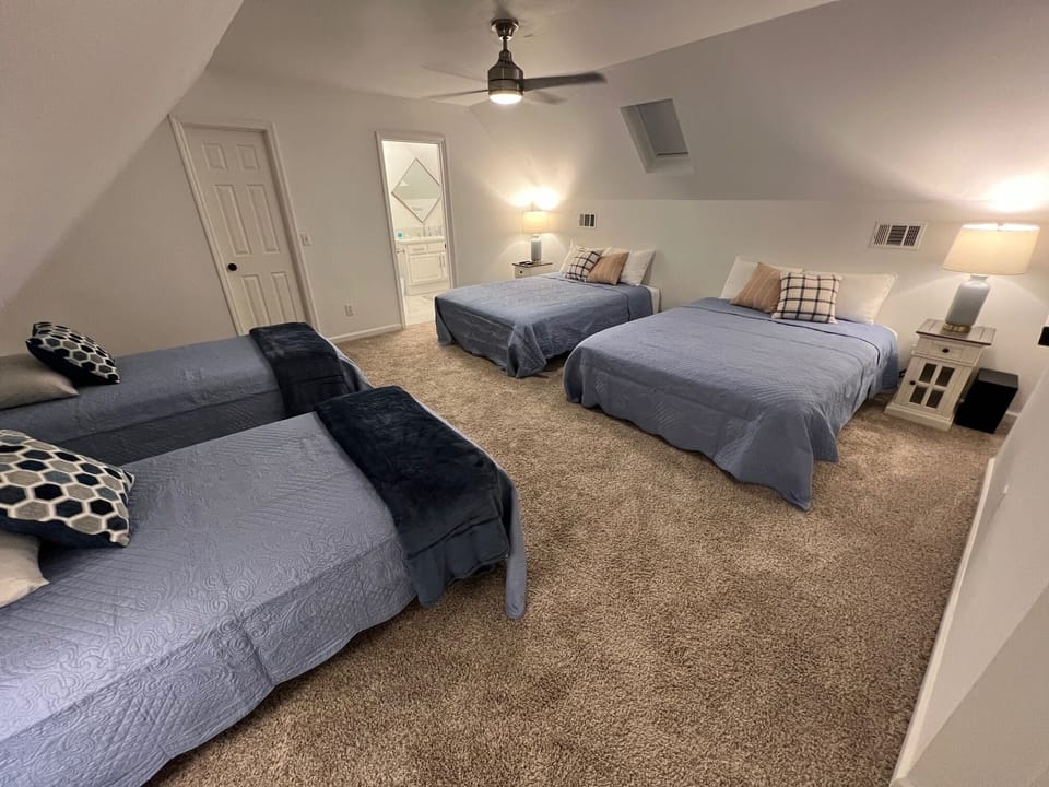 Up Stairs Bedroom  2 Queen Beds & 2 Twins