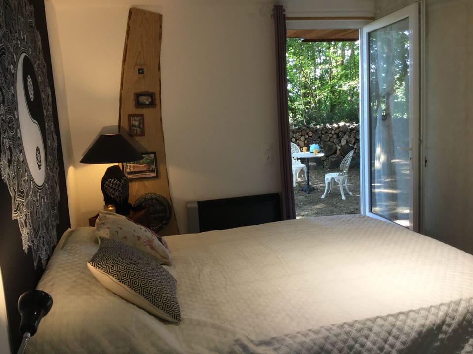 Secret passage" room with toilet, washbasin, mirror. At the entrance of this room you will find the kit: cot, small duvet, musical night light, sheet house if needed.