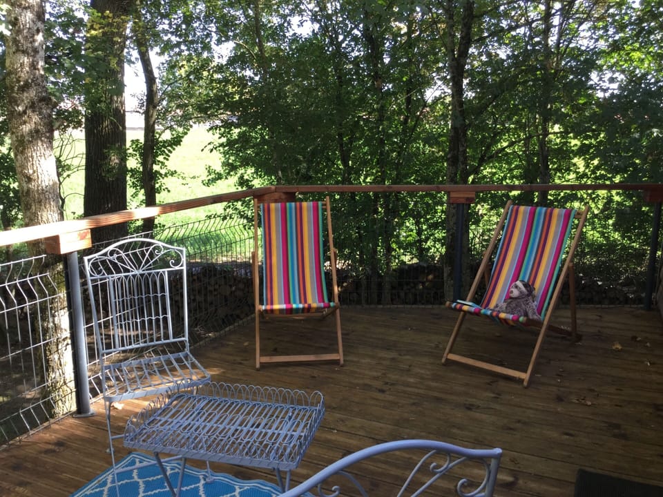 Let's get out of the winter pictures. Summer is here, enjoy the roof terrace of the rooms above.  Close to the trees, naps and nights under the stars are guaranteed to be cool.    