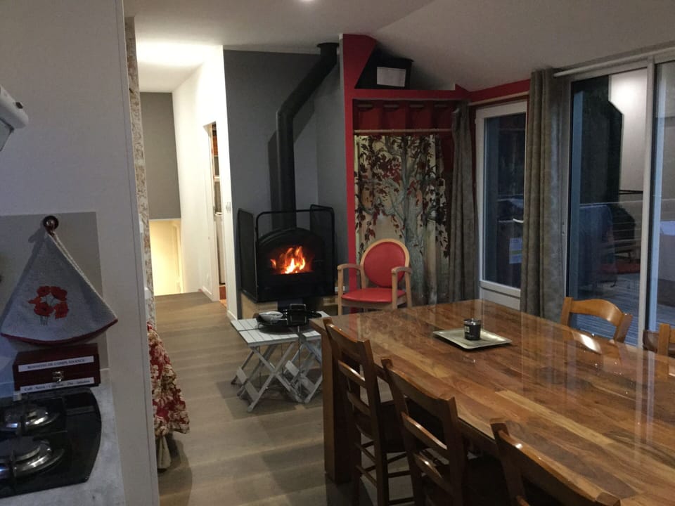 Stove, removable fire grate, telescopic grate for stairs, corner table for children. The coffee table and stools can be folded away for more space. In the cloakroom, a set for the animals: protective sheets for the sofa, bowls, a large and small basket in the "relaxation corner".