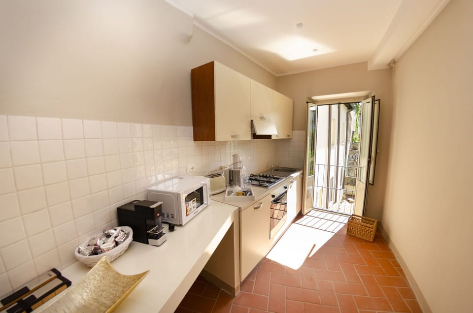 Building, Table, Flooring, Floor, Wood, Kitchen Appliance, Real Estate, Countertop, Hardwood, House