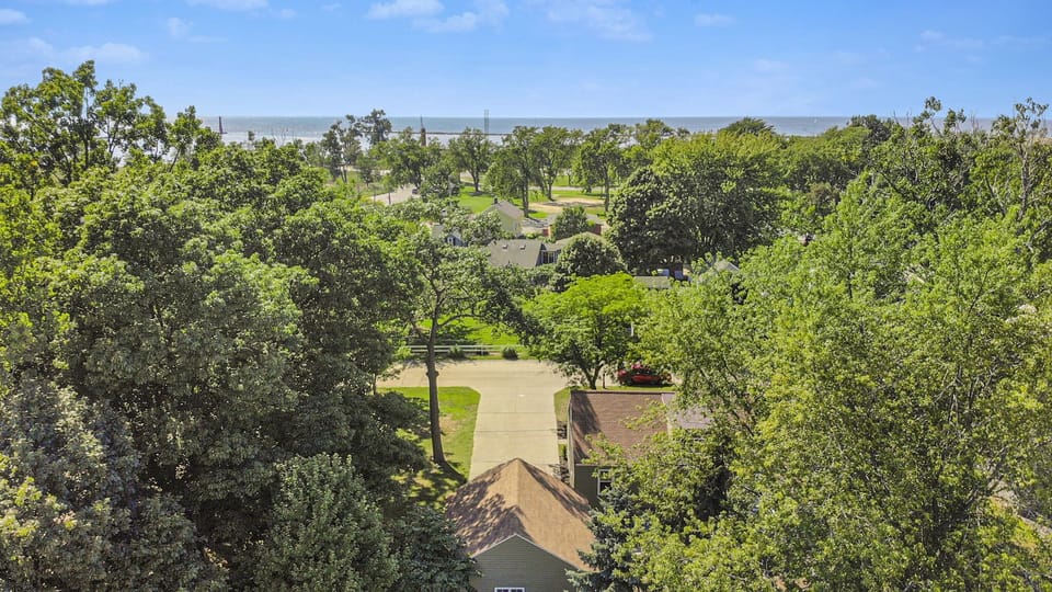 Less than a mile from Lighthouse Park and USS Silverside Submarine Museum. 