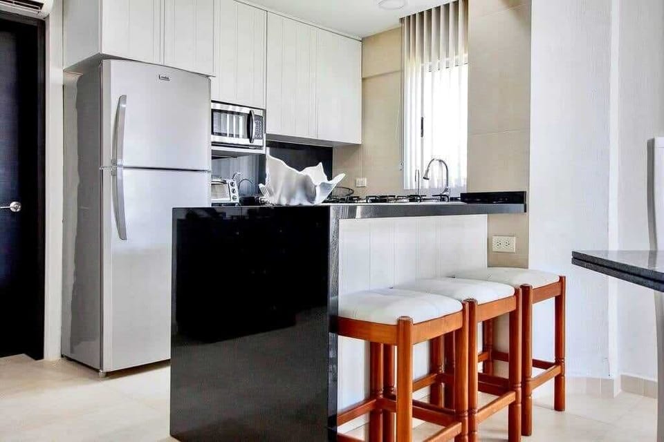 Kitchen with breakfast bar