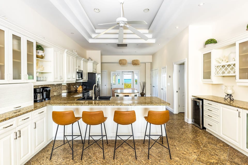 Additional seating at the counter - Full Kitchen 